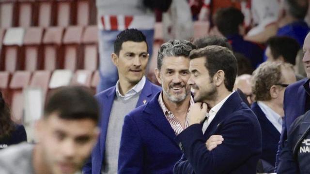 Por la izquierda, Diego Sánchez, ante Israel Villaseñor, Alejandro Irarragorri y José Riestra, en El Molinón.  | JUAN PLAZA