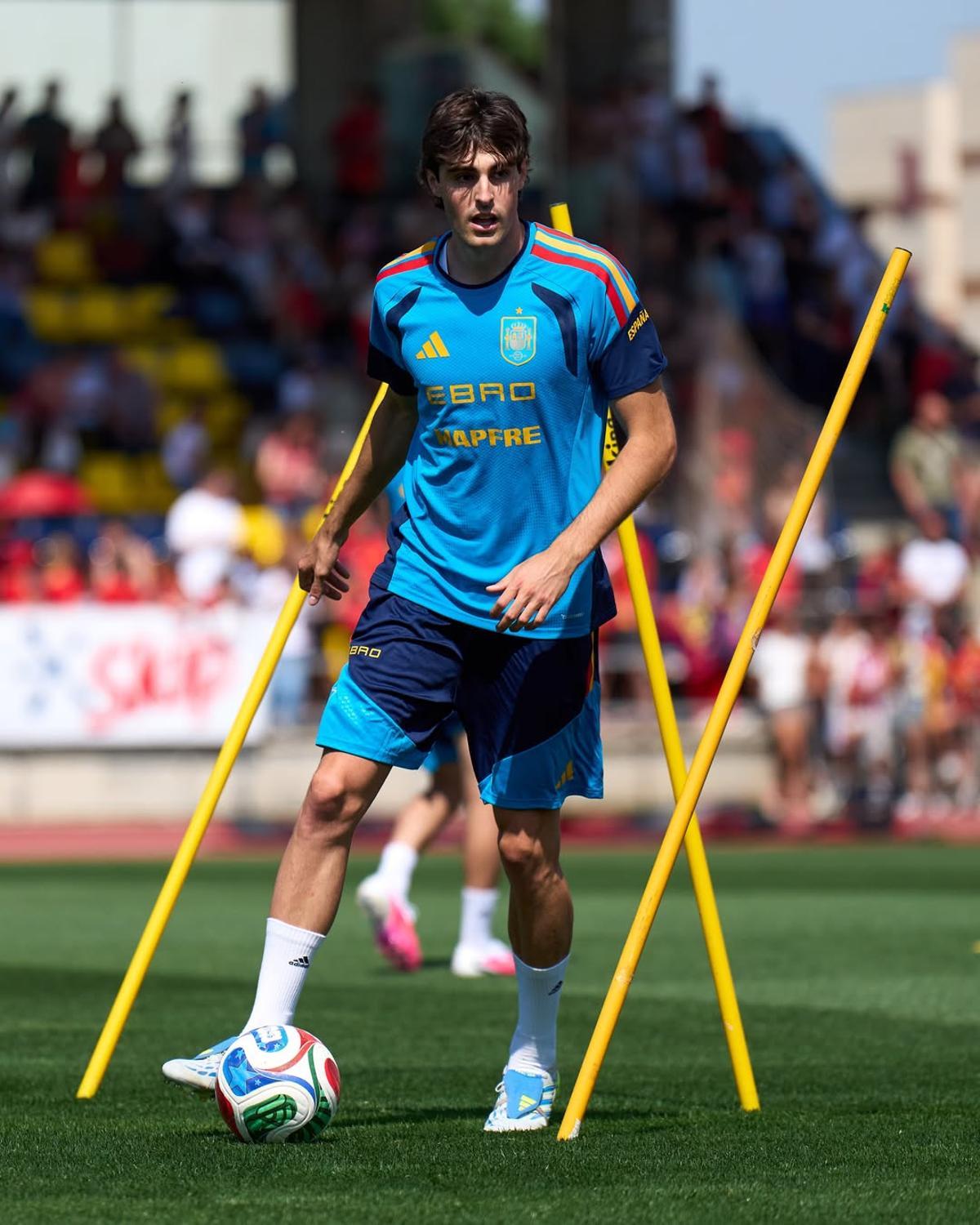Javi Guerra, durante uno de los ejercicios con balón con España