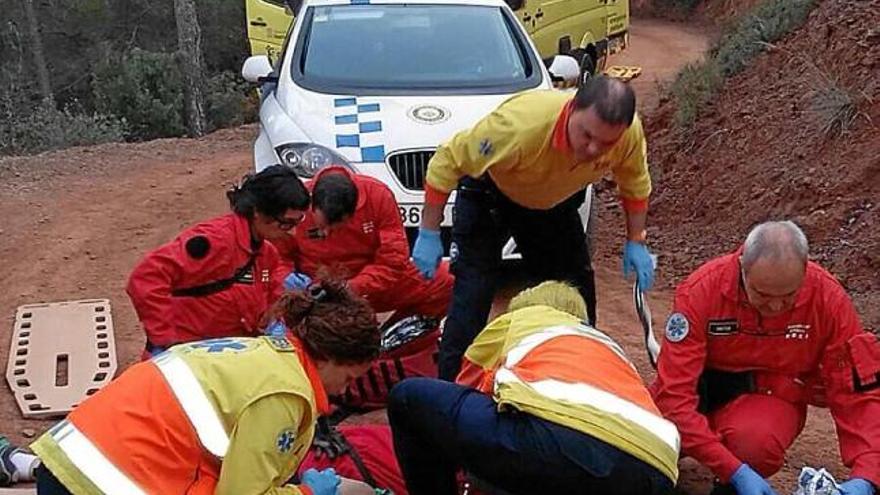 El ferit, sent atès al lloc dels fets, en una pista forestal del Collbaix