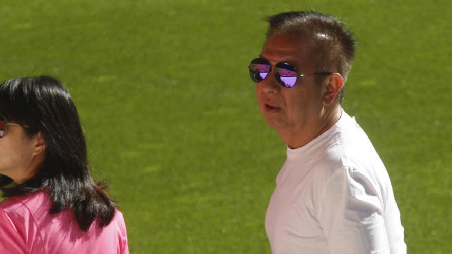 Layhoon y Peter Lim, tratan en Singapur el futuro de Otamendi