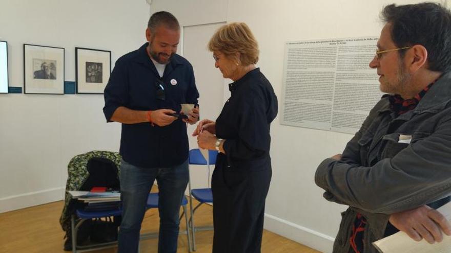 Sibylle, la hija del artista, entrega una medalla cervantina al concejal Juan Sapena