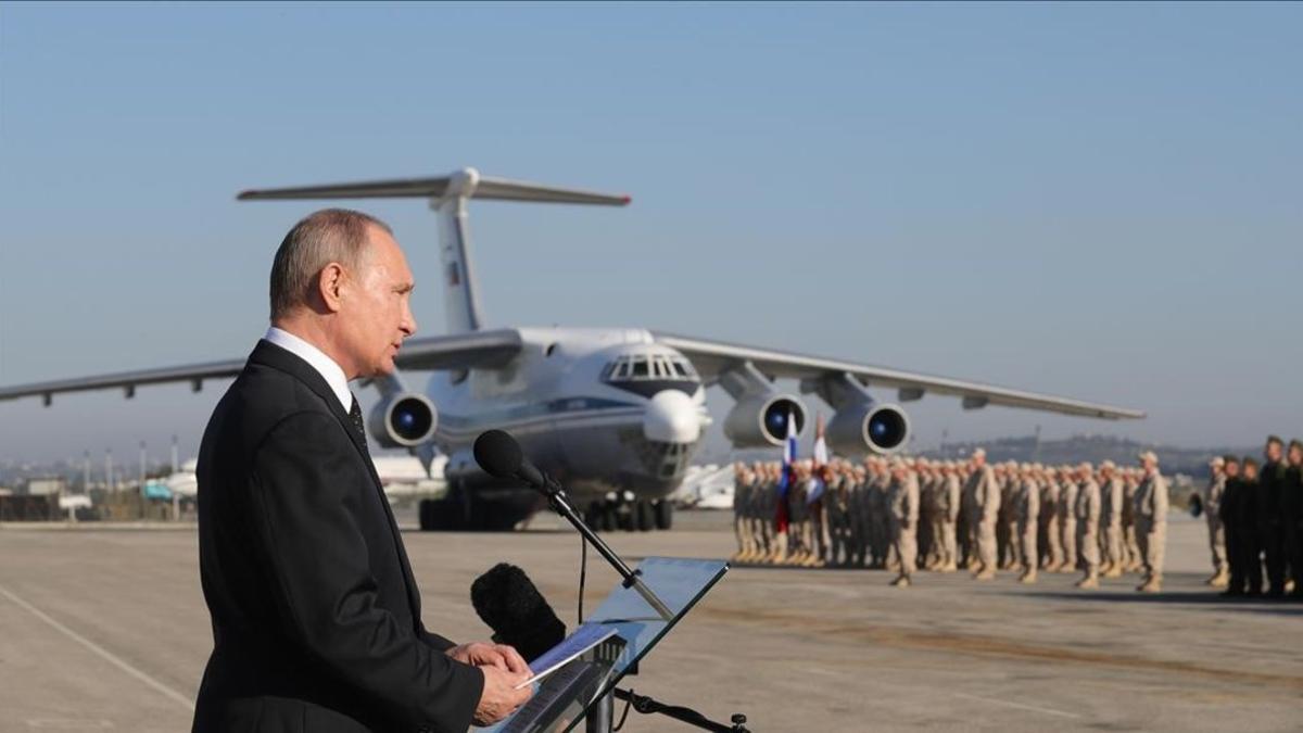 El presidente ruso, Vladimir Putin, se dirige a la tropa en la base aérea de Hemeimeem en Siria, en diciembre del 2017.