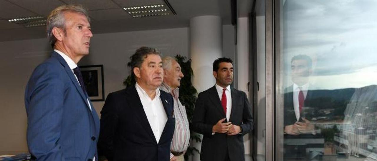 Alfonso Rueda y Miguel Lores observan Pontevedra desde la delegación de la Xunta en la ciudad, ante César Mosquera y Luis López. |   // G.S.