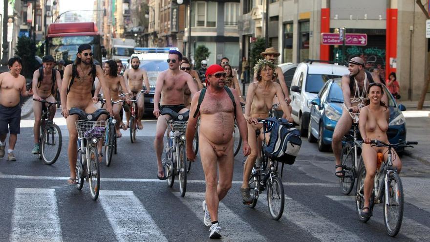 Una marcha ciclista nudista recorrerá Castelló para pedir un mundo sin guerras