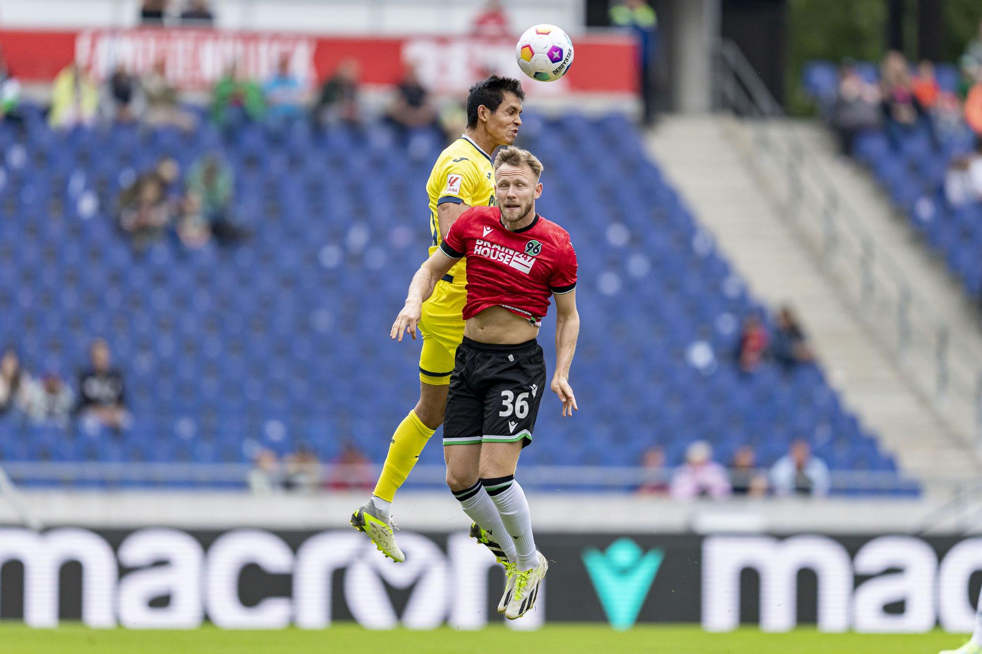 Aïssa Mandi jugó en el eje de la zaga del Villarreal ante el Hannover.