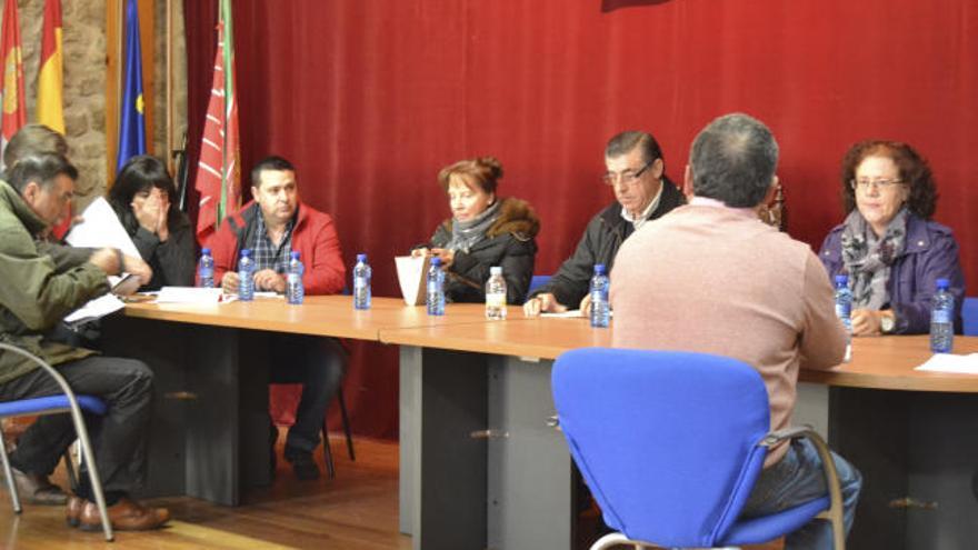 Los corporativos del Ayuntamiento de Fermoselle durante el desarrollo del Pleno celebrado ayer.