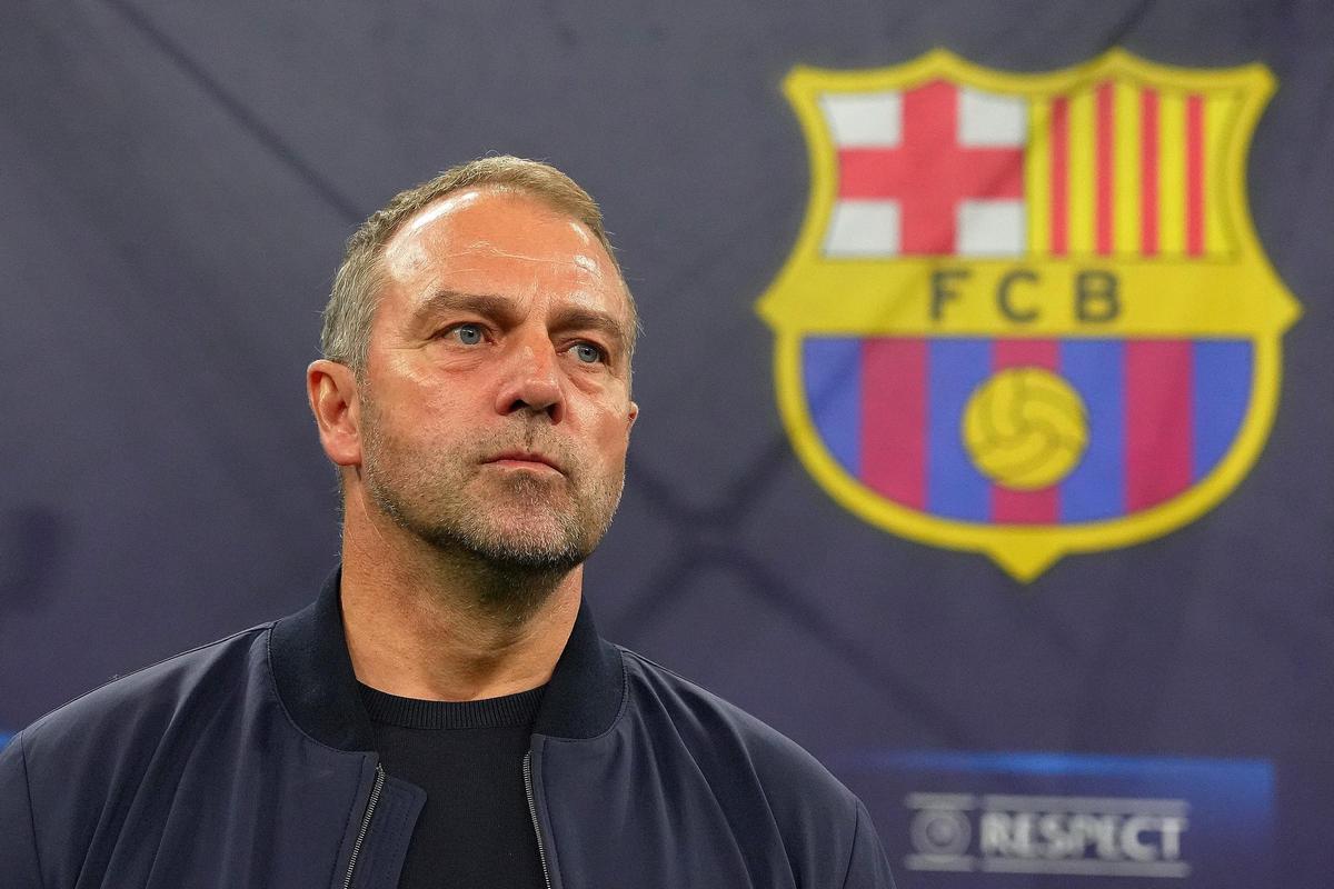 Hansi Flick, with the Barça shield.