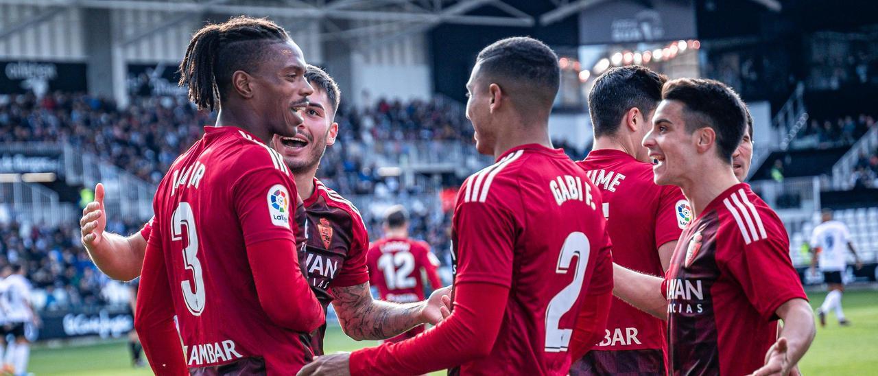 Jair recibe la felicitación de Lluís López, Gabi Fuentes y Bermejo tras su gol en Burgos.