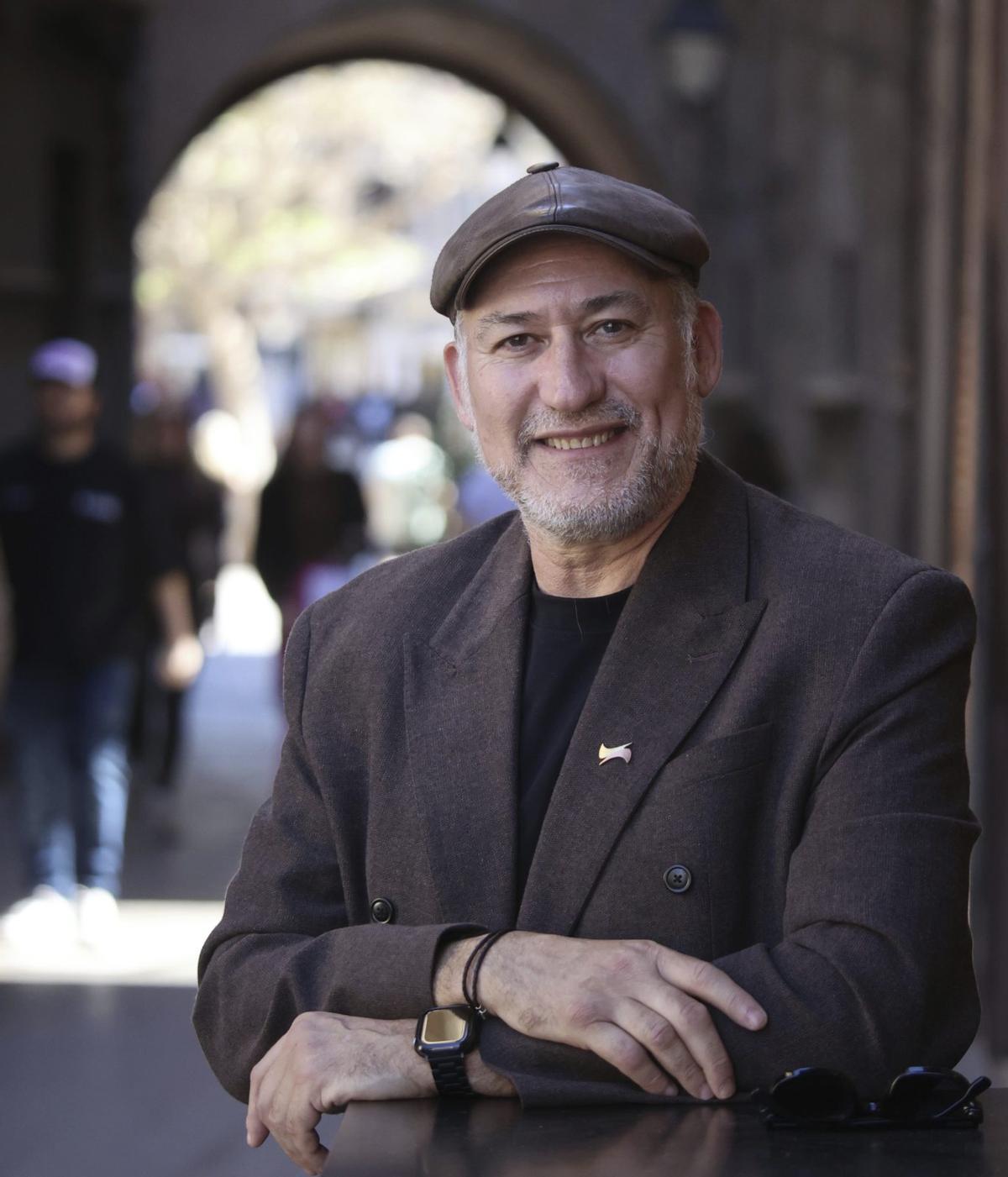 Daniel Albaladejo posa en el  murciano arco de Santo Domingo, junto al Teatro Romea, donde interpretó sus primeros papeles.