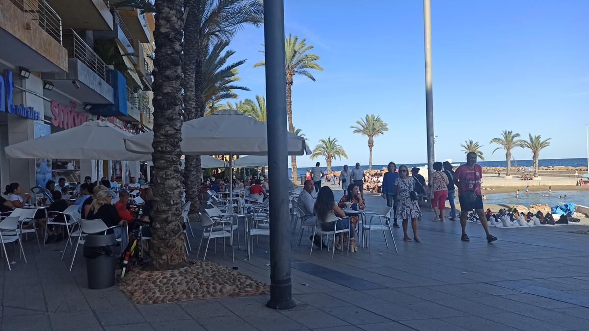 Terrazas a la izquierda, manteros a la derecha, y el pasillo que queda para los paseantes, por el centro, el pasado domingo