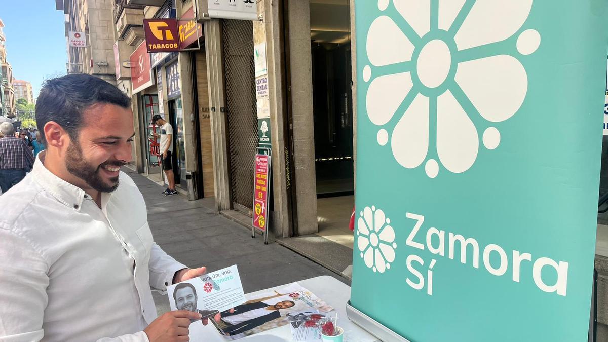 Eloy Tomé en la capa de 'Zamora Sí' instalada enel centro de la ciudad