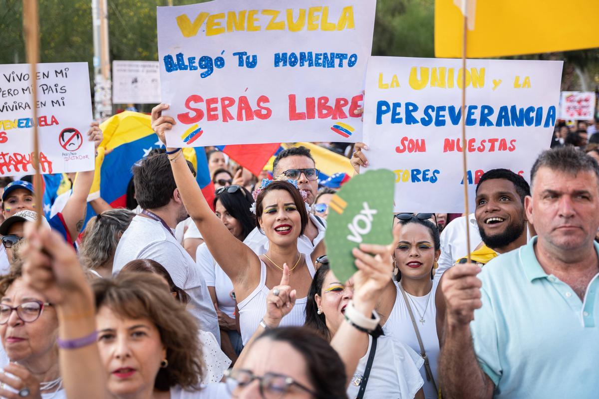 Barcelona. 03/08/2024. Internacional. Manifestación de venezolanos en Plaza Universitat por las elecciones del fin de semana pasado. AUTOR: Marc Asensio      Barcelona, Catalunya, España, Venezuela, venezolanos, manifestación, protesta, elecciones