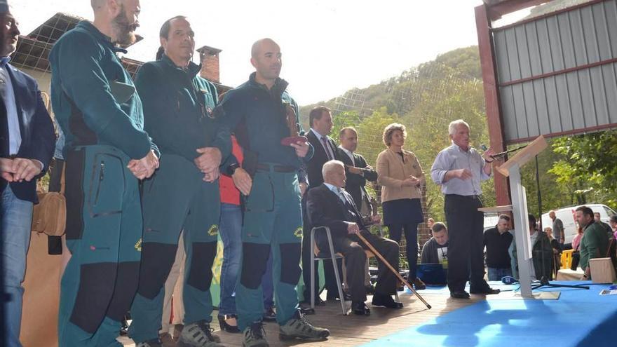 Efectivos del GREIM de Cangas de Onís y los dos pastores galardonados, Emilio y José Antonio Suero.