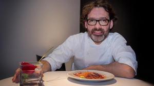 El chef Oriol Ivern, del restaurante Hisop, con un plato de gambas de Palamós