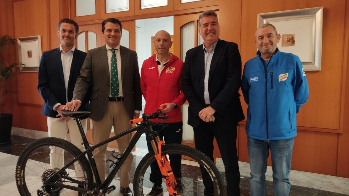 Carlos Granados, en el centro, en la recepción en el Ayuntamiento de Córdoba.