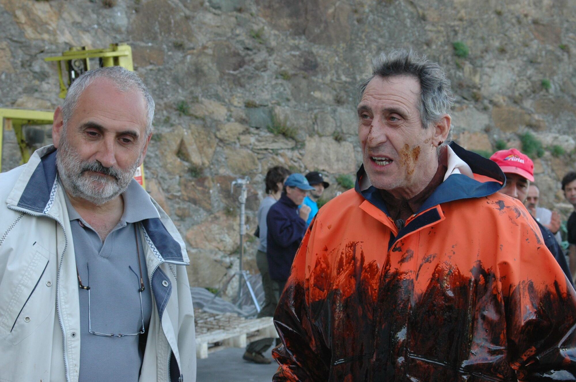 EL ACTOR CELSO BUGALLO (DCHA.) Y EL DIRECTOR, FERRAN LLAGOSTERA (IZQ.), DURANTE EL RODAJE DE LA PELICULA "CHAPAPOTE... O NO" EN MALPICA Y AMBIENTADA EN EL ACCIDENTE DEL PRESTIGE. CINE. RODAJES. ACTORES. DIRECTORES. PELICULAS
