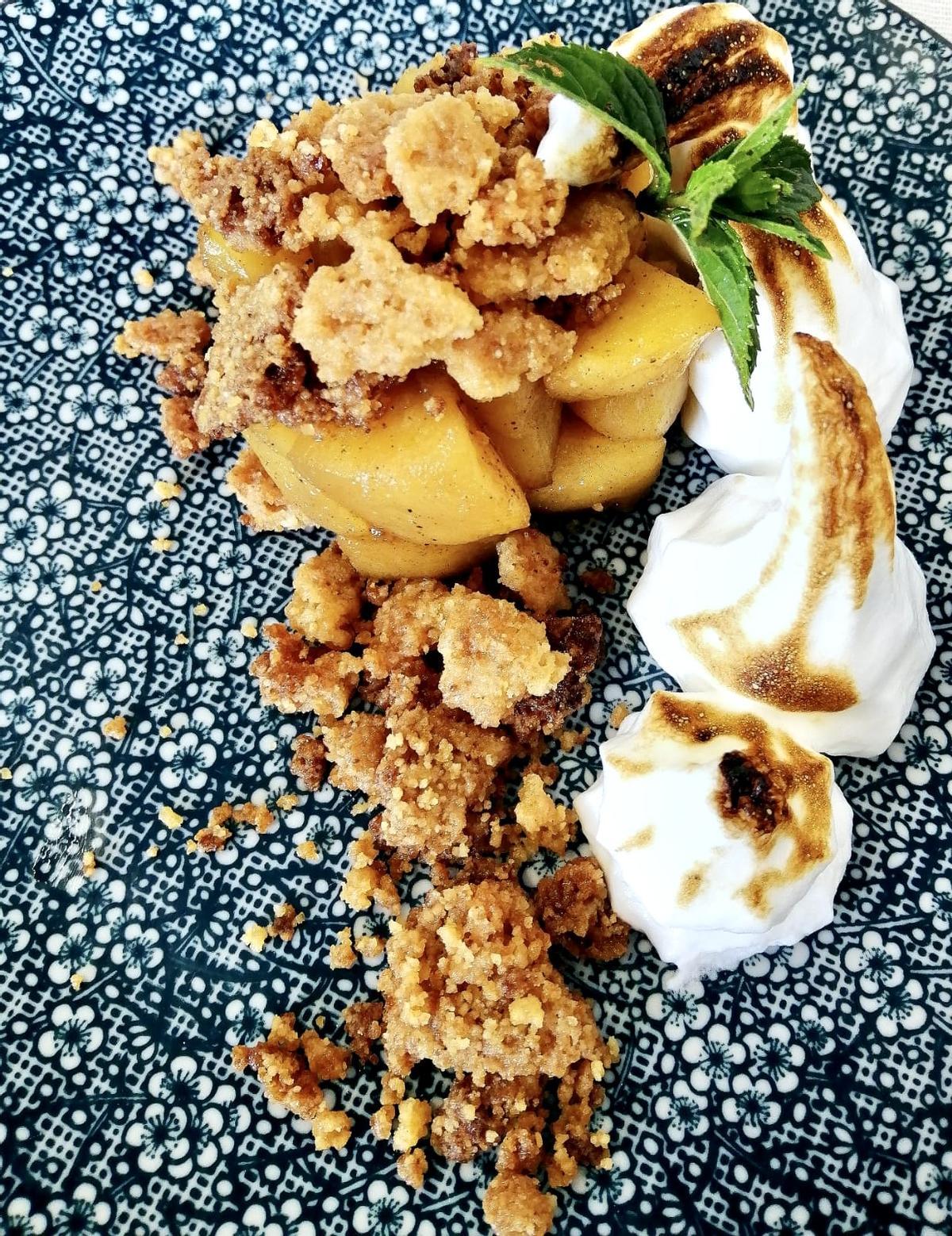 Apple crumble con merengue italiano.