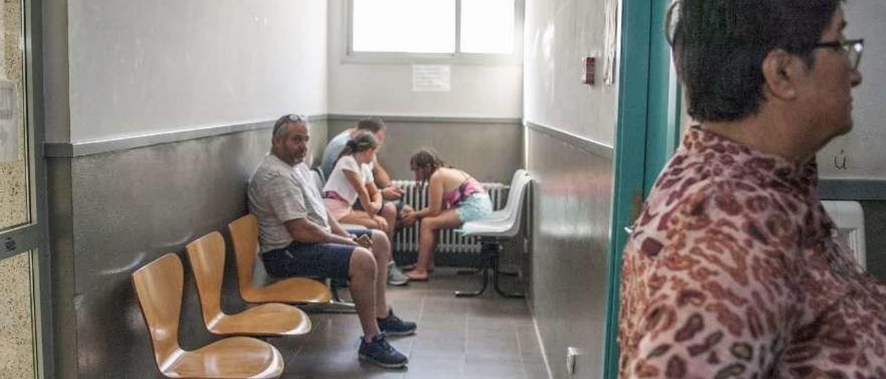 Pacientes en la sala de espera del Punto de Atención Continuada de Lalín. // Bernabé/Ana Agra