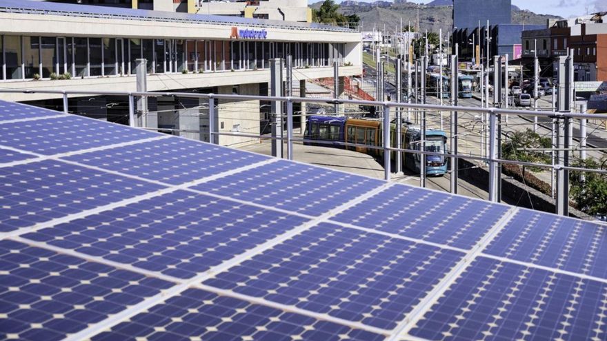 The tram avoids the pollution created by 900 vehicles in a year