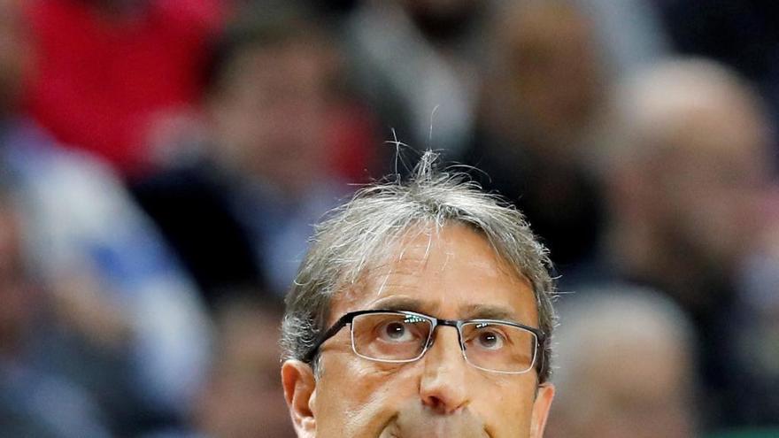 El entrenador del Unicaja Málaga, Luis Casimiro, en el partido ante el Iberostar Tenerife. EFE/Juan Carlos Hidalgo