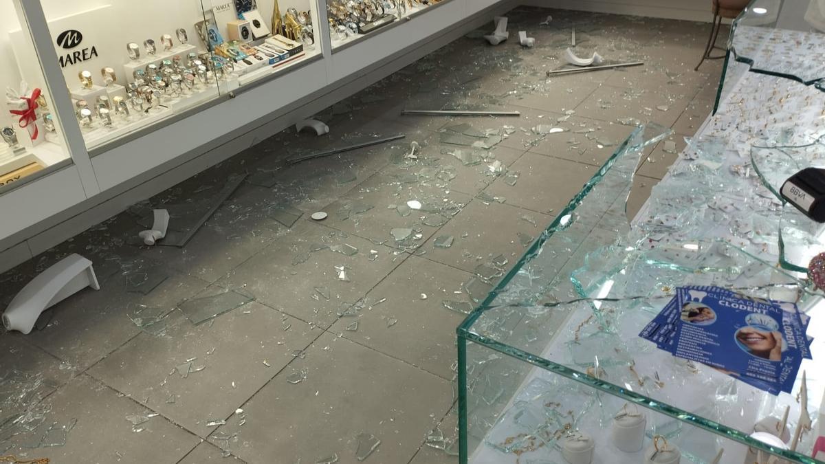 Interior de la joyería atracada en El Mirador, este miércoles, con los destrozos causados tras el robo.