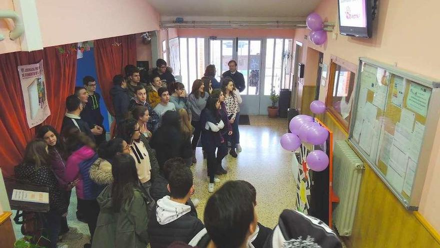 Alumnos del instituto de Camarzana de Tera durante la &quot;performance&quot;.