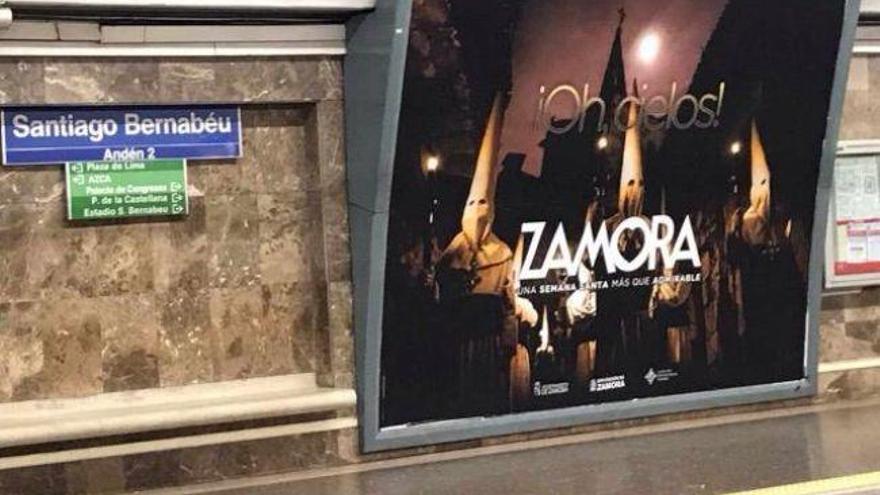 Cartel anunciador de la Pasión zamorana en el metro de Madrid.