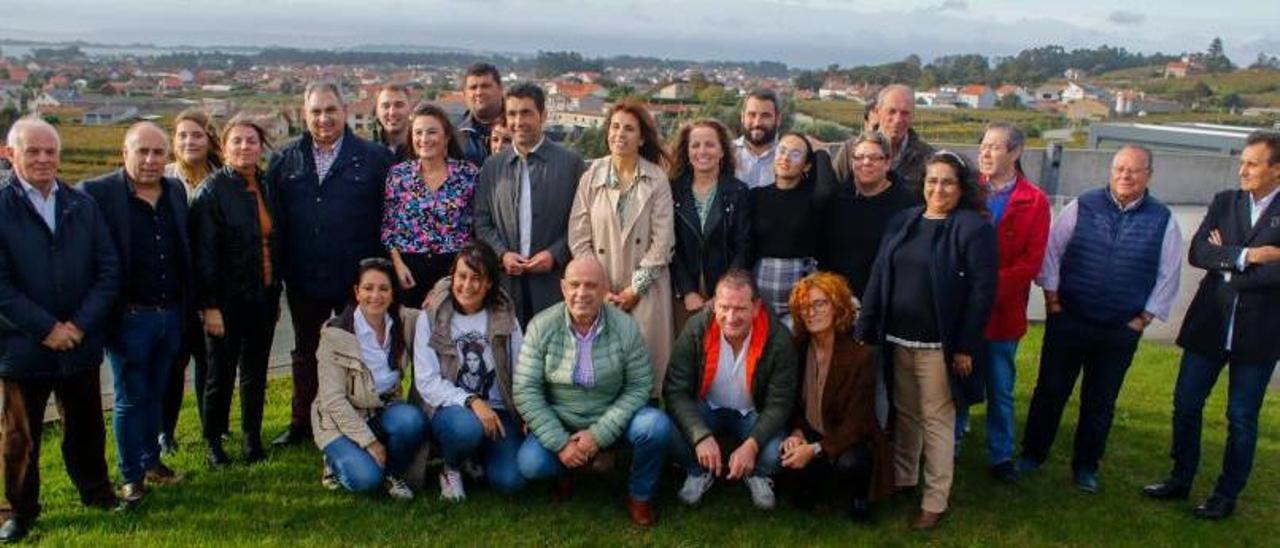 Sabela Fole, de pie, entre Aragunde y Luis López, con compañeros del partido a nivel local y comarcal. |   // IÑAKI ABELLA