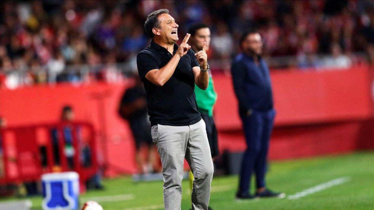 El entrenador del Girona da instrucciones en el partido contra el Celta de Vigo
