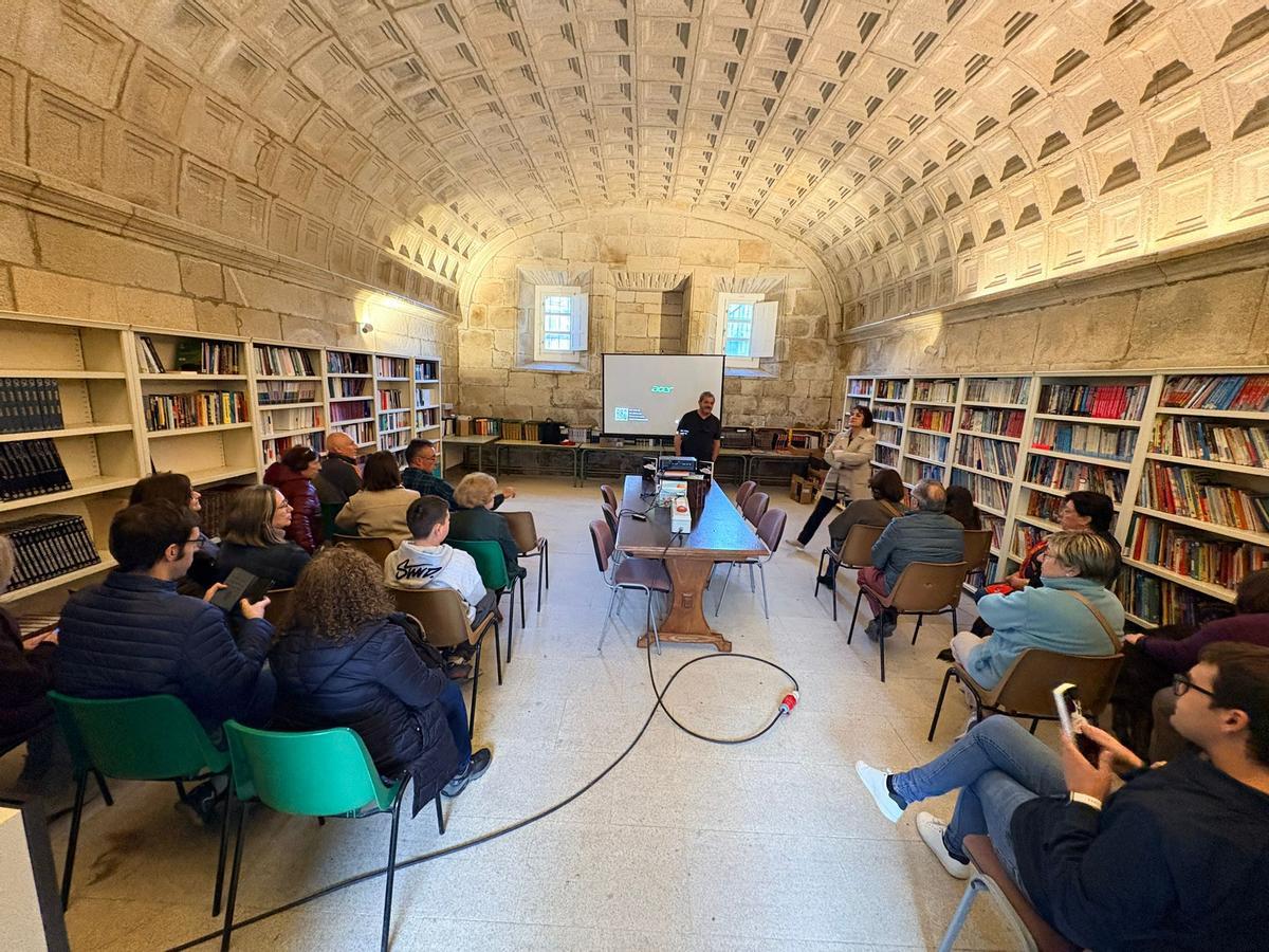 La primera presentación en la biblioteca del monasterio: Óscar Guzmán habló el pasado sábado de su novela 'Pero...como morren as pegas?'