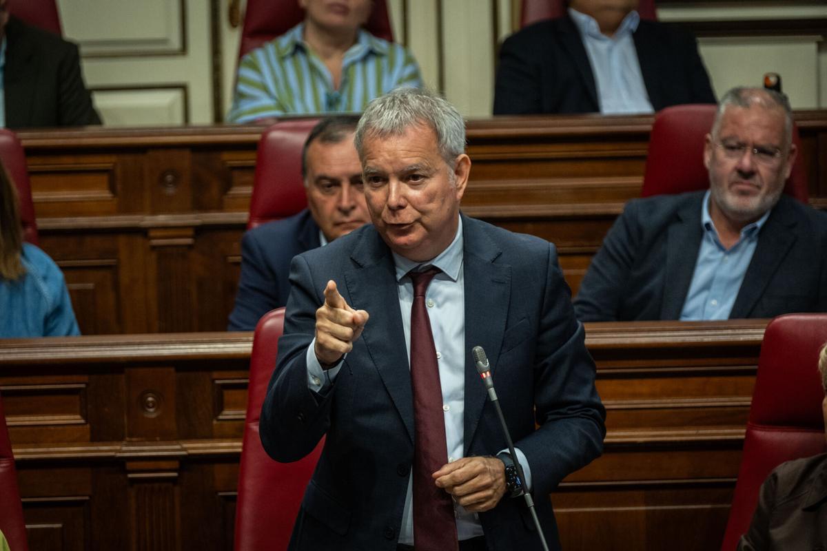 Pleno del Parlamento de Canarias Preguntas de control al presidente Fernando Clavijo sobre la crisis sanitaria del MV Hondius. Al resto de consejeros se les preguntará y comparecerán para abordar otros asuntos.