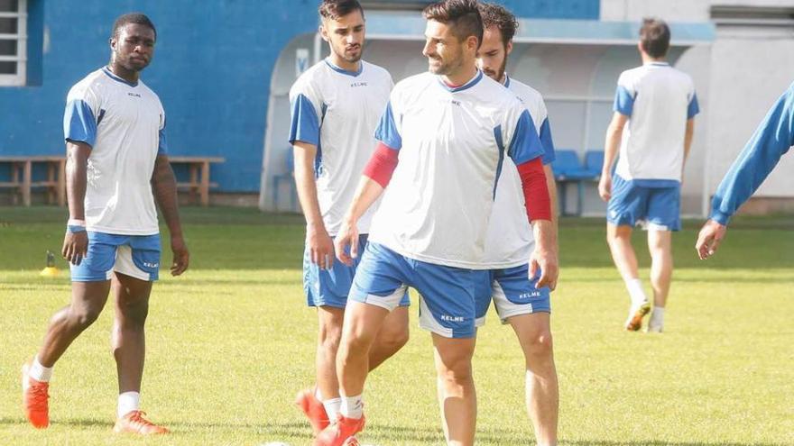 Jorge Rodríguez, junto a sus compañeros, en un entrenamiento del Avilés.