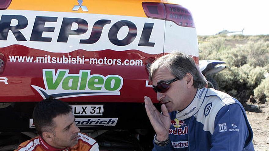 ilustre adiós. Luc Alphand conversa con Sainz antes de abandonar. Fue el ganador de 2006.