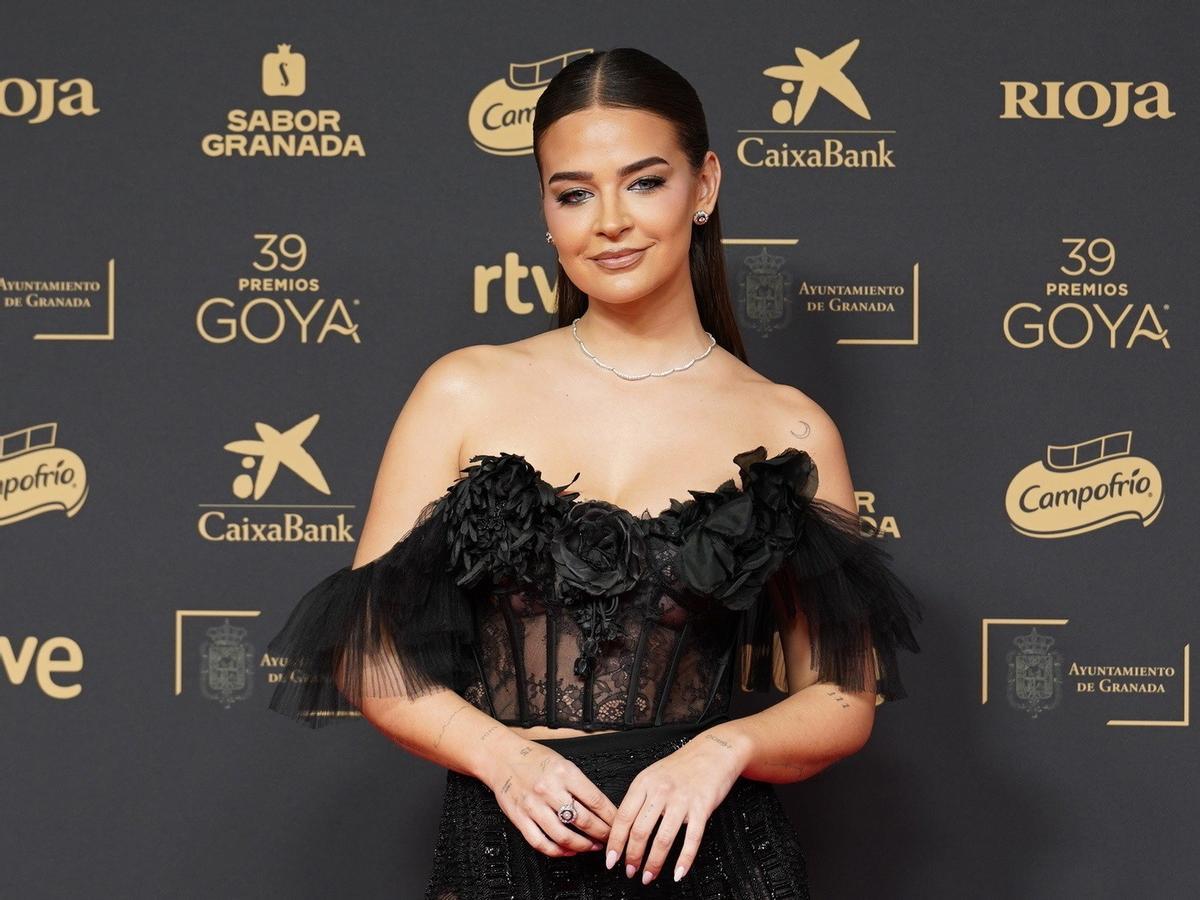 La influencer Laura Escanes posa en la alfombra roja de la 39º edición de los Premios Goya, en el Palacio de Exposiciones y Congresos de Granada, a 8 de febrero de 2025, en Granada, Andalucía (España).