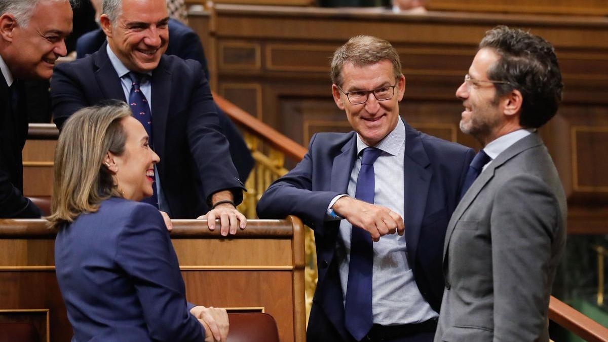 Alberto Núñez Feijoo conversa en el Congreso con Borja Sémper, Cuca Gamarra, Elías Bendodo y Esteban González Pons.