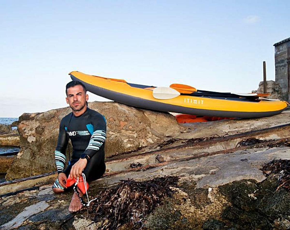 Javier Vergara cumple su reto y nada cinco kilómetros por una causa benéfica