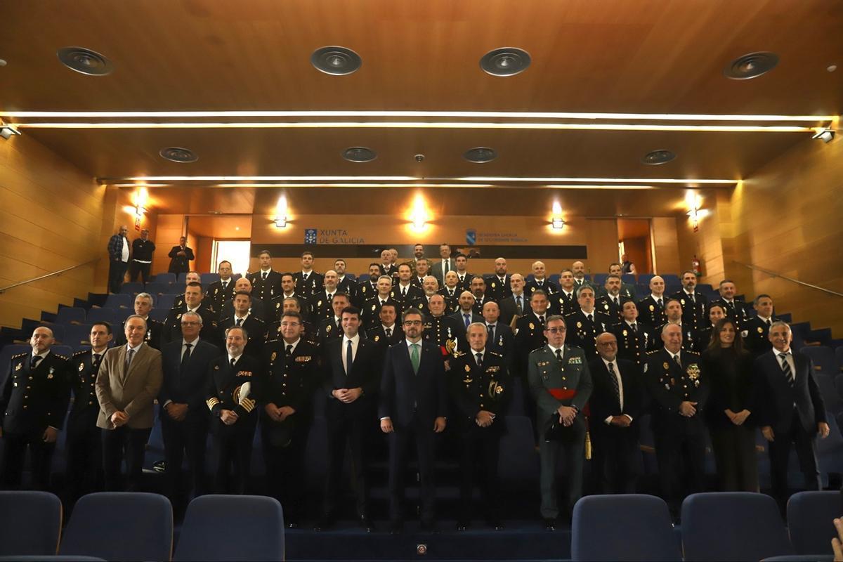 Diego Calvo y el alcalde de A Estrada, Gonzalo Louzao, con cargos y agentes de la Unidad de Policía Adscrita
