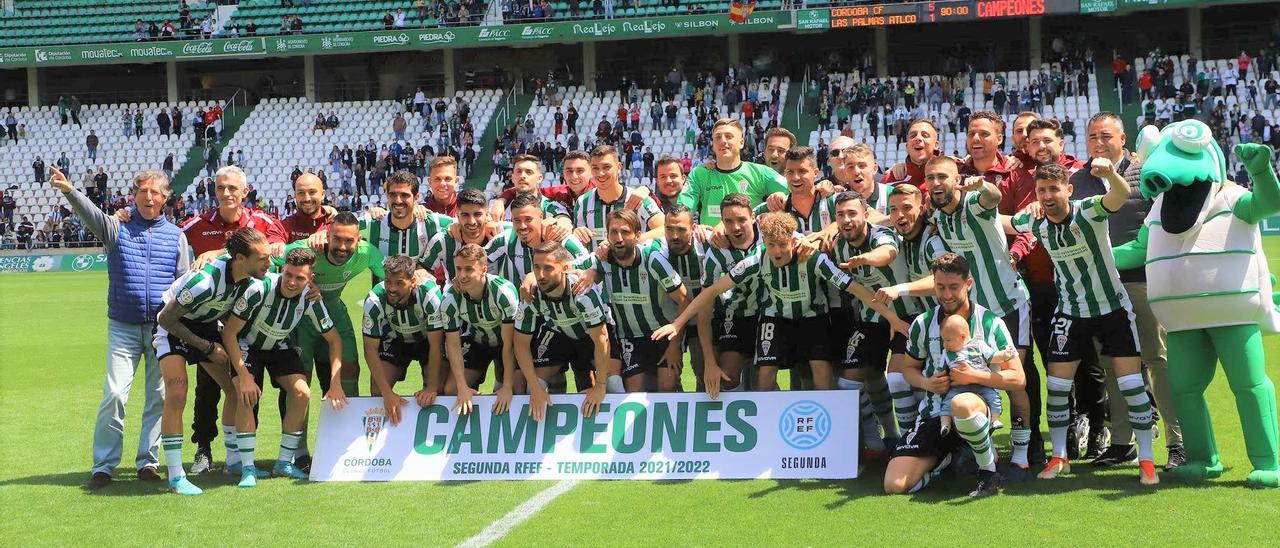 La plantilla y cuerpo técnico del Córdoba CF celebra el ascenso en El Arcángel.