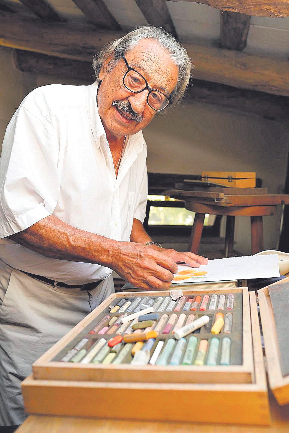 El doctor Josep Maria Vilarrubias mostrant com fa un dels seus dibuixos