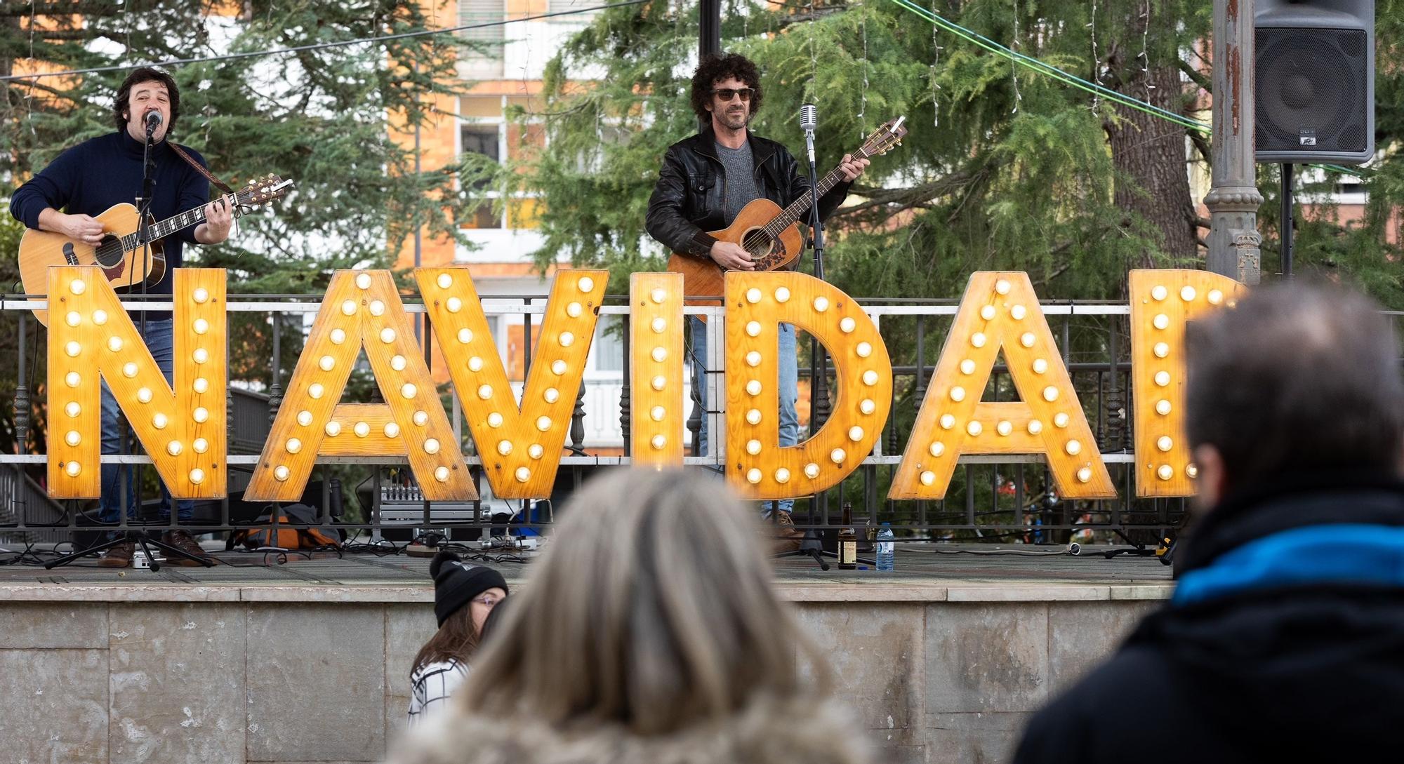 Llanera cierra el mercadillo navideño con éxito de público: así ha sido la última jornada con música y talleres