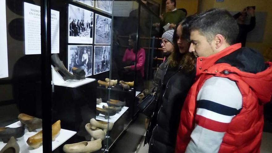 Visitantes en la inauguración de la exposición.