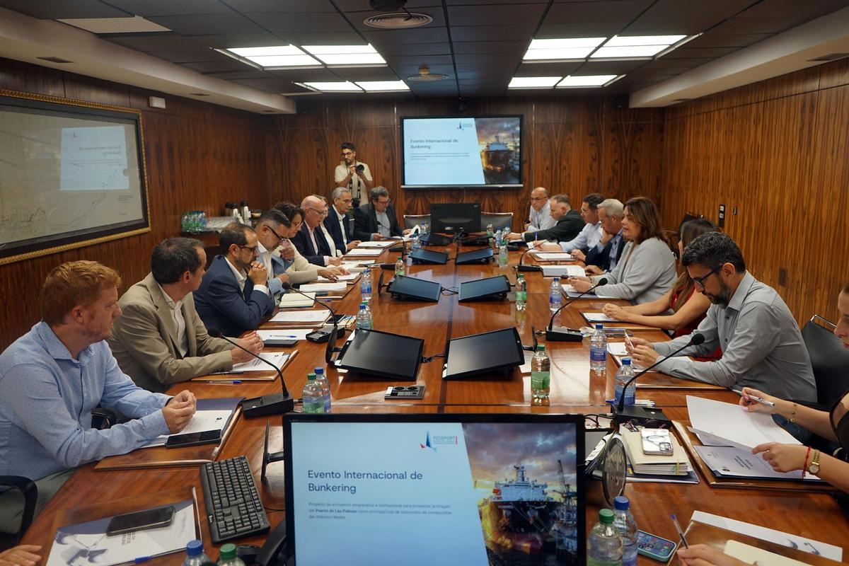 Representantes del Puerto de Las Palmas y empresas del sector del combustible