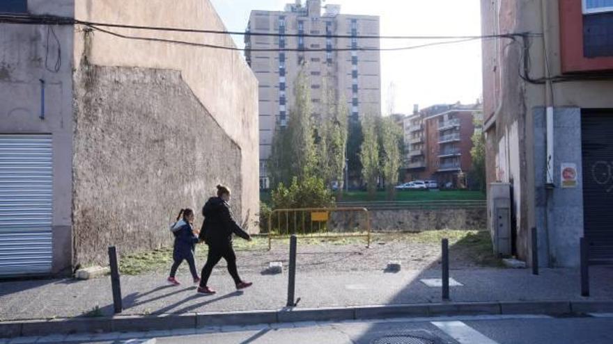 L&#039;espai del carrer del Carme on ha de començar el pont per creuar el riu Onyar fins a Montilivi.