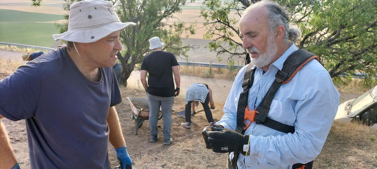 Carlos Sanz con un voluntario