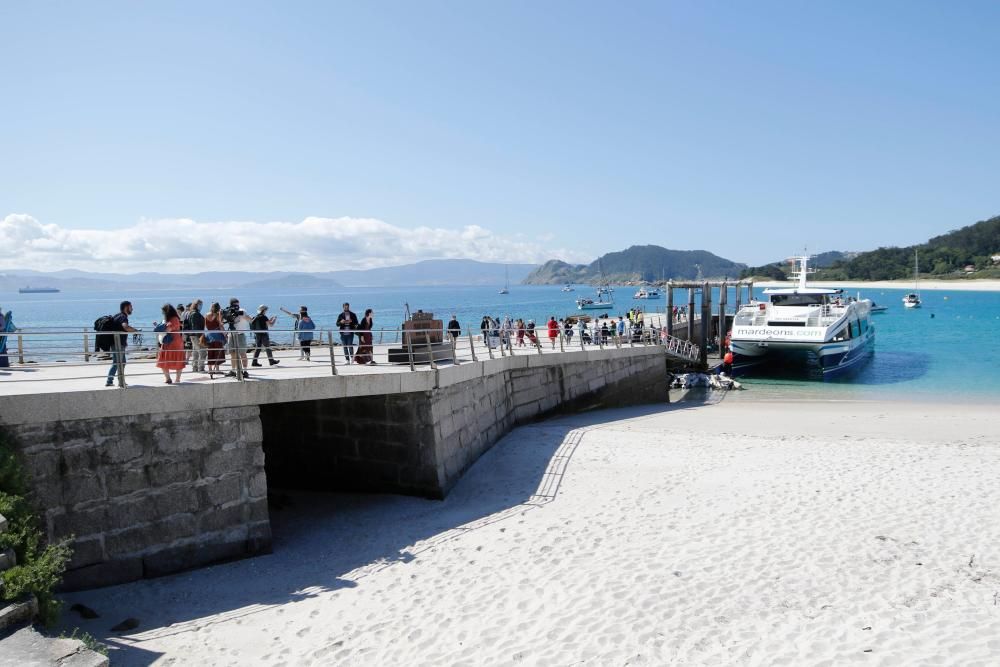 Cíes recibe a los primeros visitantes desde Vigo y Cangas. // Alba Villar | Santos Álvarez