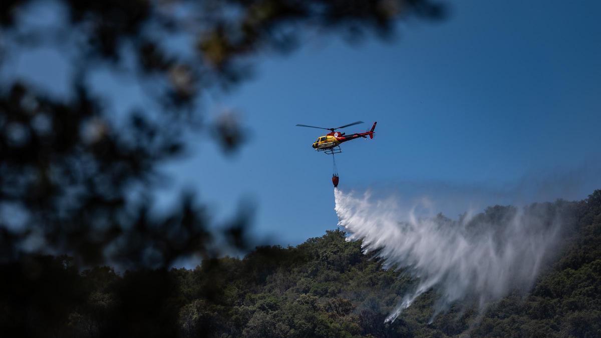 Tasques d'extinció de l'incendi de la Bisbal.