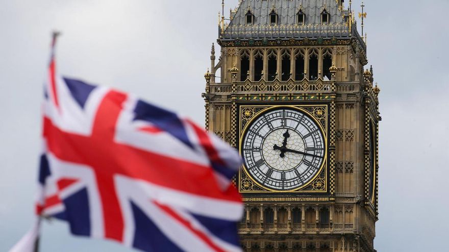 Bandera de Reino Unido con el Big Ben de fondo.