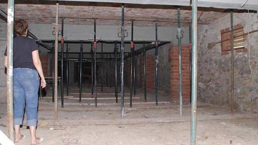 Arriba, el sótano del instituto apuntalado por la aparición de grietas en 2007. Abajo, tras la reparación recién acabada
