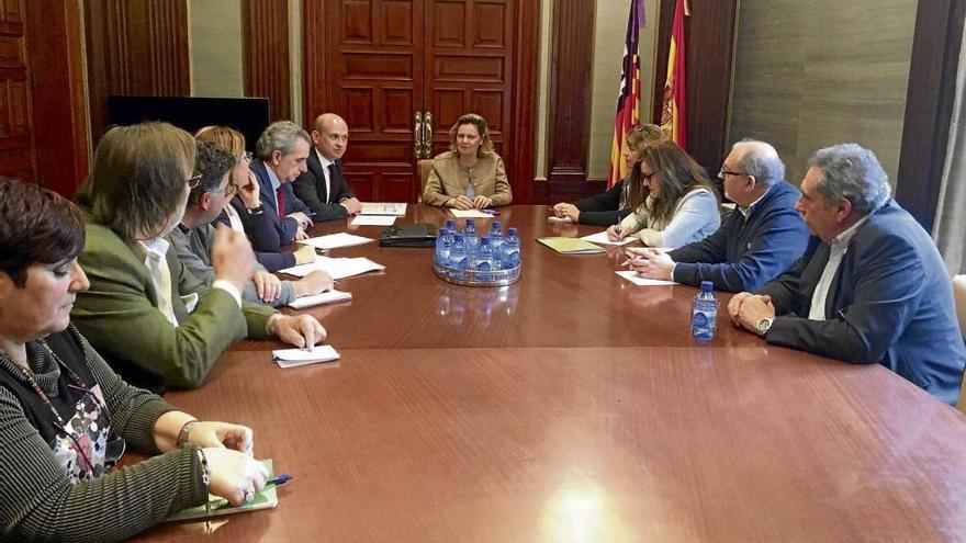 Salom y Herrero, director general de AICA, se reunieron con las asociaciones agrarias y de distribuidores.