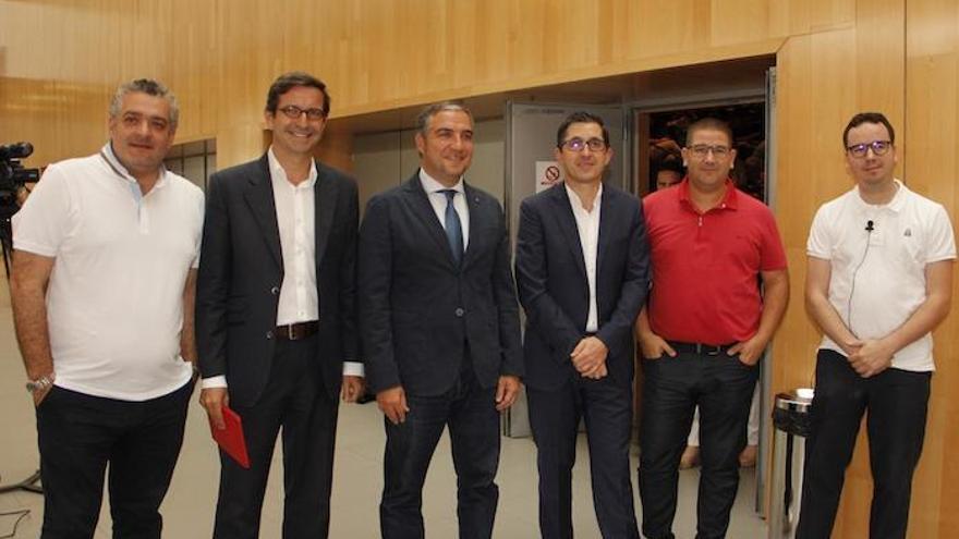 Bendodo con algunos de los participantes en la jornada.